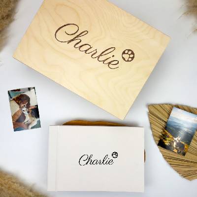 Lovelu Personalizovaný set pro pejskaře - bílé fotoalbum a dřevěný box na psí vzpomínky