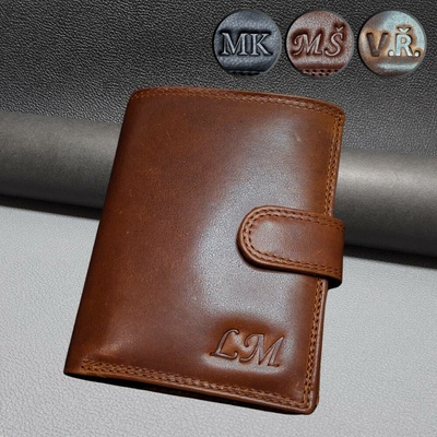 Monogram zdarma Kožená peněženka s ražbou vlastního monogramu. Pravá kůže kvalitní zpracování a dárková krabička. Originální dárek pro muže. – Hledejceny.cz