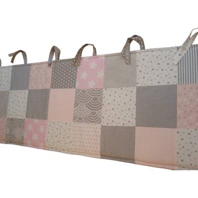 Pro útulný domov Kapsář na zeď mantinel Růžový patchwork