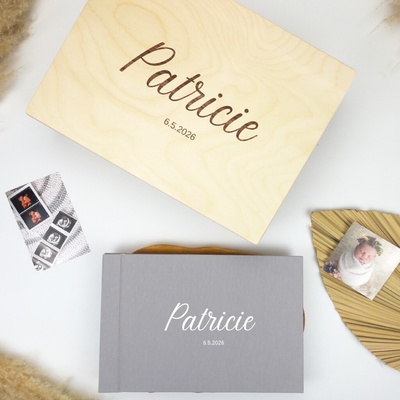 Lovelu Dárkový set pro miminko - šedé fotoalbum Něžná kaligrafie a dřevěný box