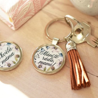 Přívěsek na klíče Housedecor se střapcem Mám tě ráda, mami! (Malý dárek pro maminku k MDŽ nebo ke Dni Matek. Kovová s nápisem Mám tě ráda, mami! určeným pro Vaši milovanou maminku.) – Hledejceny.cz