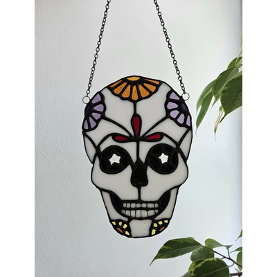 Sugar Skull – vitráž lebka, mexická tradice Dia de los Muertos, ruční výroba Tiffany, skleněná dekorace (18×12 cm)