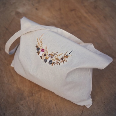 Plátěná taška s výšivkou na houby