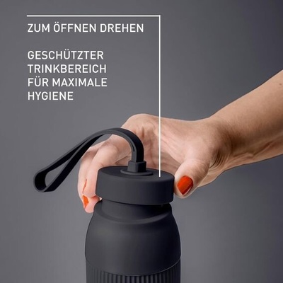 Emsa izolovaná láhev na vodu beYou Twist 700 ml s integrovaným sítkem a popruhem na nošení