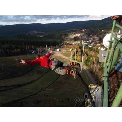 Bungee jumping z televizní věže v Harrachově
