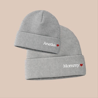 Jarní čepička s potiskem MOMMY a JMÉNEM DÍTĚTE čepičky Šedá