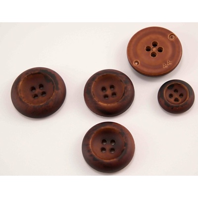 Dierkový gombík - imitácia dreva - tmavo škoricový - priemer 2,5 cm