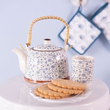Clayre & Eef Porcelánová konvička se sítkem modrá kvítka Ø 14x14 cm 0,7L