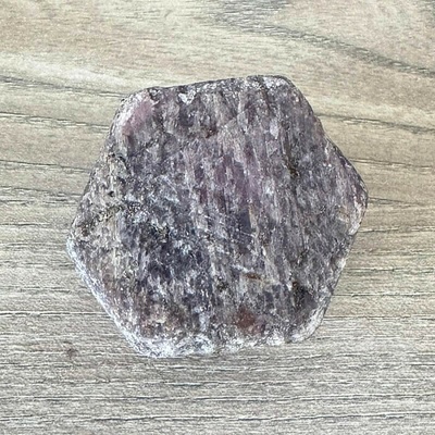 Nefertitis Rubín surový Tanzánie 7 NF66451 - cca 4,8 x 4,3 x 2,7 cm, 156 g