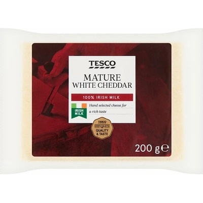 Tesco Přírodní zrající plnotučný tvrdý sýr cheddar 200 g