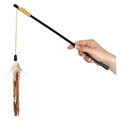 Karlie hračka pre mačky palička s pierkami a kožkami (50cm)