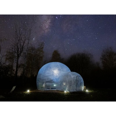 Noc pod hvězdami v průhledné bublině nedaleko Prahy