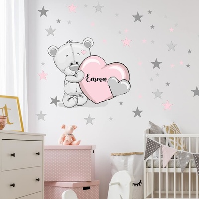 INSPIO Samolepka Dětská na zeď - Medvídek s pudrovým srdíčkem a jménem hvězdy a oblaka, samolepky se jménem, medvědi a sovy šedá, růžová, plnobarevný motiv rozměry 110x90 – Hledejceny.cz